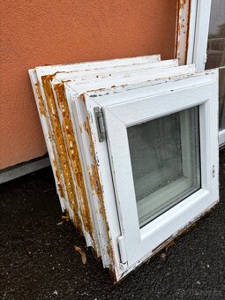 Okno PVC 590x570MM, starší, bílá barva, dobrý stav - 2