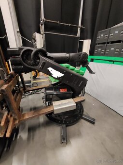 6osy prumyslovy robot KUKA KR210 - 2