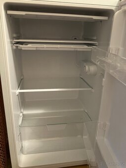 Lednice s mrazákem 94 litrů - HISENSE RR121D4AWF - 2