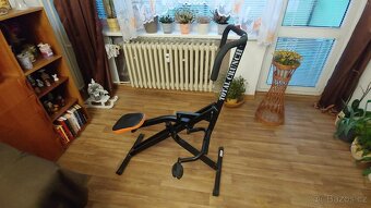 Posilovací stroj TOTAL CRUNCH - 2