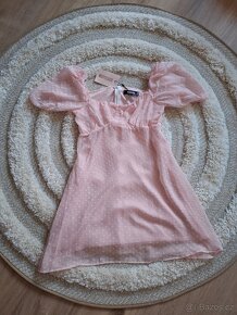 Roztomilé šaty s puntíky Missguided - 2
