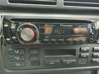 Autorádio Pioneer DEH-1100MP s kabeláží - 2