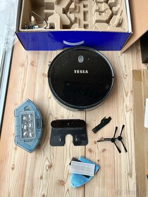 Robotický vysavač Tesla RoboStar iQ300 - black, temer novy - 2