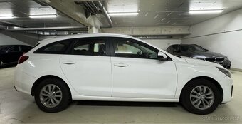 Prodám Hyundai i30 1.6 CRDi, automat, r.v. 2021, bílé barvy - 2