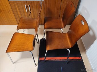 4 krásné stohovatelné dřevěné židle. - 2