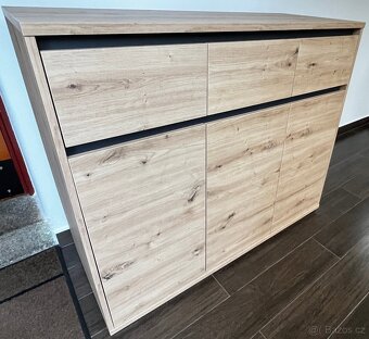 Komoda, masivní, barva dub 120/103/48 cm - 2