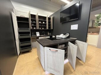 Expoziční kuchyňská linka Oresi, sleva 60% - 2