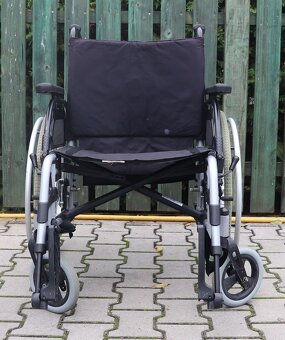 004-Mechanický invalidní vozík Breezy. - 2