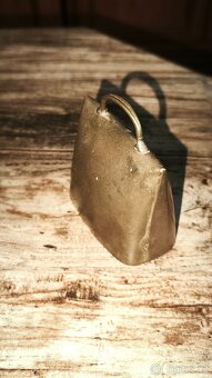 Starý mosazný zvonek. - 2