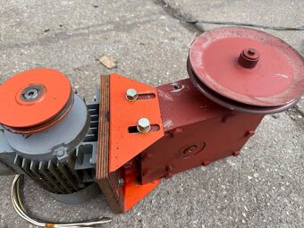 Převodovka s motorem. - 2