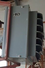 Teplovodní ohřívač vzduchu se žaluziemi a ventilátorem - 2