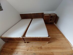 Prodej starých postelí a nočních stolků - 2