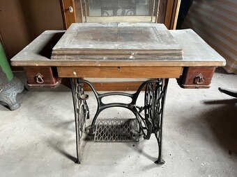 Starý šlapací šicí stroj – dekorativní litinový podstavec, k - 2