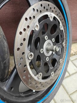 Suzuki GS 500 - přední tlumiče - kolo - centrální - 2