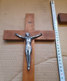 Dva dřevěné kříže s Kristem - 2
