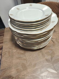 Sada starých porcelánových talířů. - 2