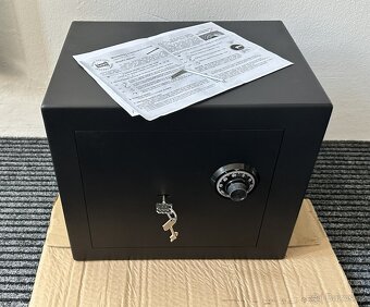 TREZOR, NÁBYTKOVÝ TREZOR, SEJF - JAKO NOVÝ - - 2