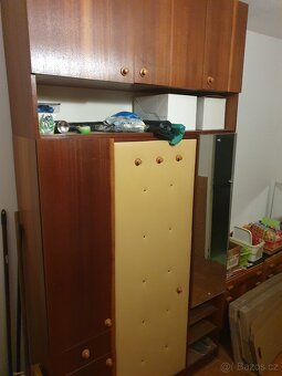 Starší šatní skříň s nástavcem - 2