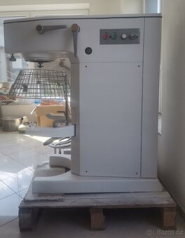 Univerzální šlehací a hnětací stroj RE 22 s krytem - 2