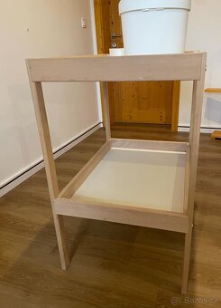 Přebalovací stůl + misky - 2