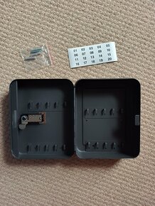 Uzamykatelná skříňka na klíče - 2