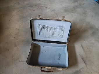 Prodám malý kufřík, tvrzený papír. - 2