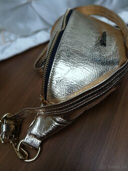 Dámská ledvinka. - 2