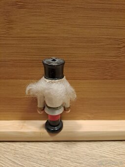 Stará dřevěná figurka - 2