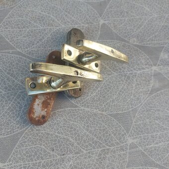 Staré mosazné kličky k oknům. - 2