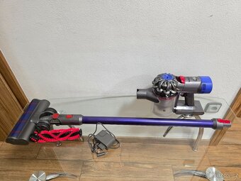 Dyson V8 Absolute s nabíječkou - 2