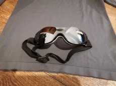 nové sportovní vybavení - tričko, brýle, rukavice - 2