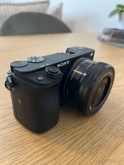 📷 Prodám Sony A6400 + ZDARMA objektiv 16–50mm OSS - 2
