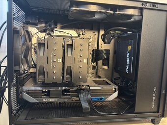 TICHÝ A ELEGANTNÍ HERNÍ PC (RX 9070, Ryzen 7700, 32gb, 4TB) - 2