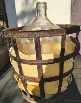 Nabízím 50litrový demižon v kovovém koši - nepoškozeno - 2