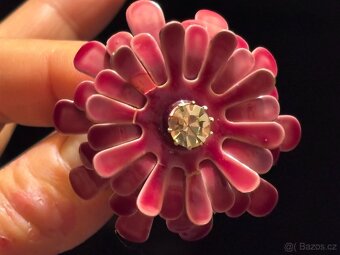 Stará kovová brož s bílým broušeným kamínkem - 2