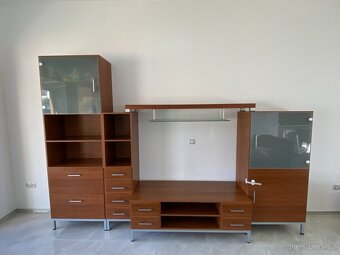 Moderní obývací stěna – ořech/kov/sklo - 2