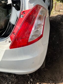 Suzuki Swift - zadní lampy - 2
