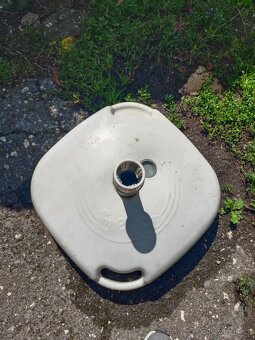 Stojan na slunečník plast 50 Kč. Osobní odběr Plzeň - 2