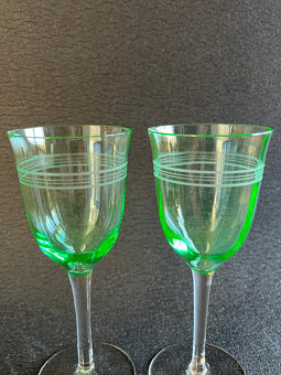 2x starožitná sklenice na víno 100ml, uranové sklo - 2