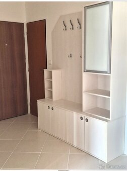 Vestavěna šatní skříň + botník - 2