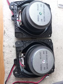 Prodám dva reproduktory 8ohmů 5w průměr 8cm. - 2