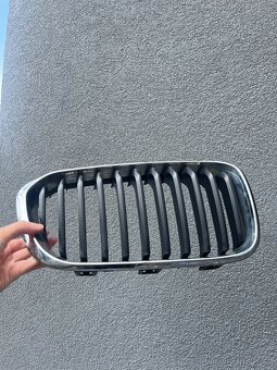 přední levá originální ledvinka mřížka na BMW 1 - 2