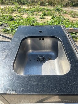 Prodám nerezový stůl s dřezem - 2