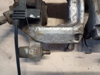 Mercedes W 204 třmen brzdový,zadni - 2