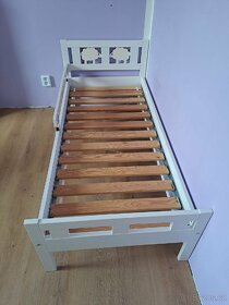 Dětská postel Ikea Kritter s roštem, matrací a zábranou - 2