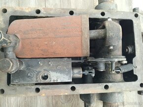 Víko hydrauliky - 2