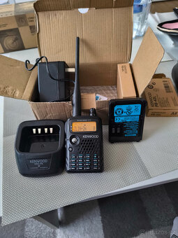 Kenwood TH-F7E v perfektním stavu - 2