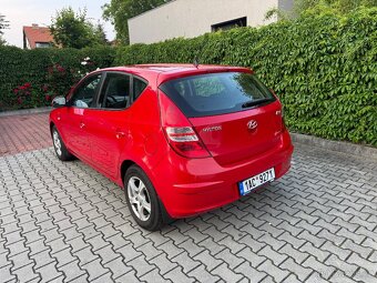 Hyundai i30 1,4 16V 80kW - klima - tažné zařízení. - 2