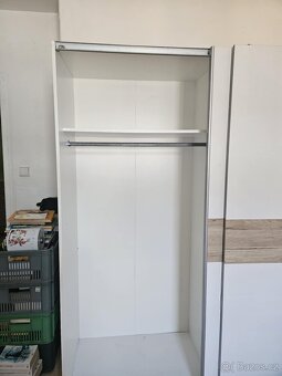 Šatní skříň s posuvnými dveřmi - 2