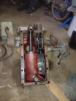 Prodám víko hydrauliky na zetor 4011,4511, 5511, 5545, 5611, - 2